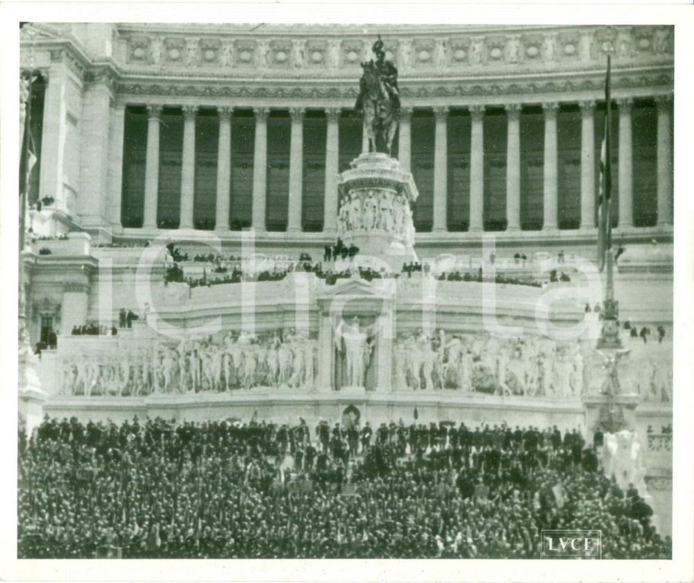 Fotografia d epoca originale 1935 ca ROMA Folla di popolo al MILITE IGNOTO per anniversario Vittoria Foto 1