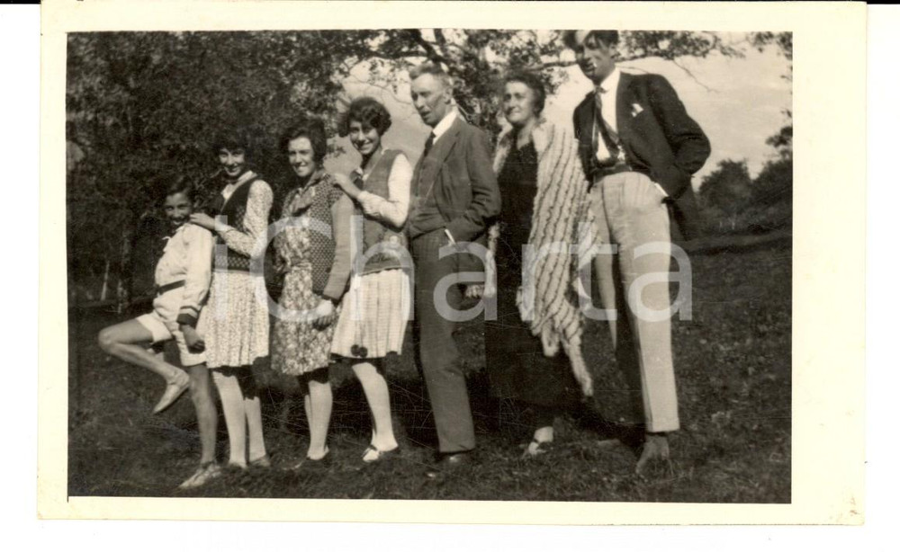 Fotografia d epoca originale 1940 ca AREA FRANCESE Allegra famiglia in scala Foto CURIOSA FP 1