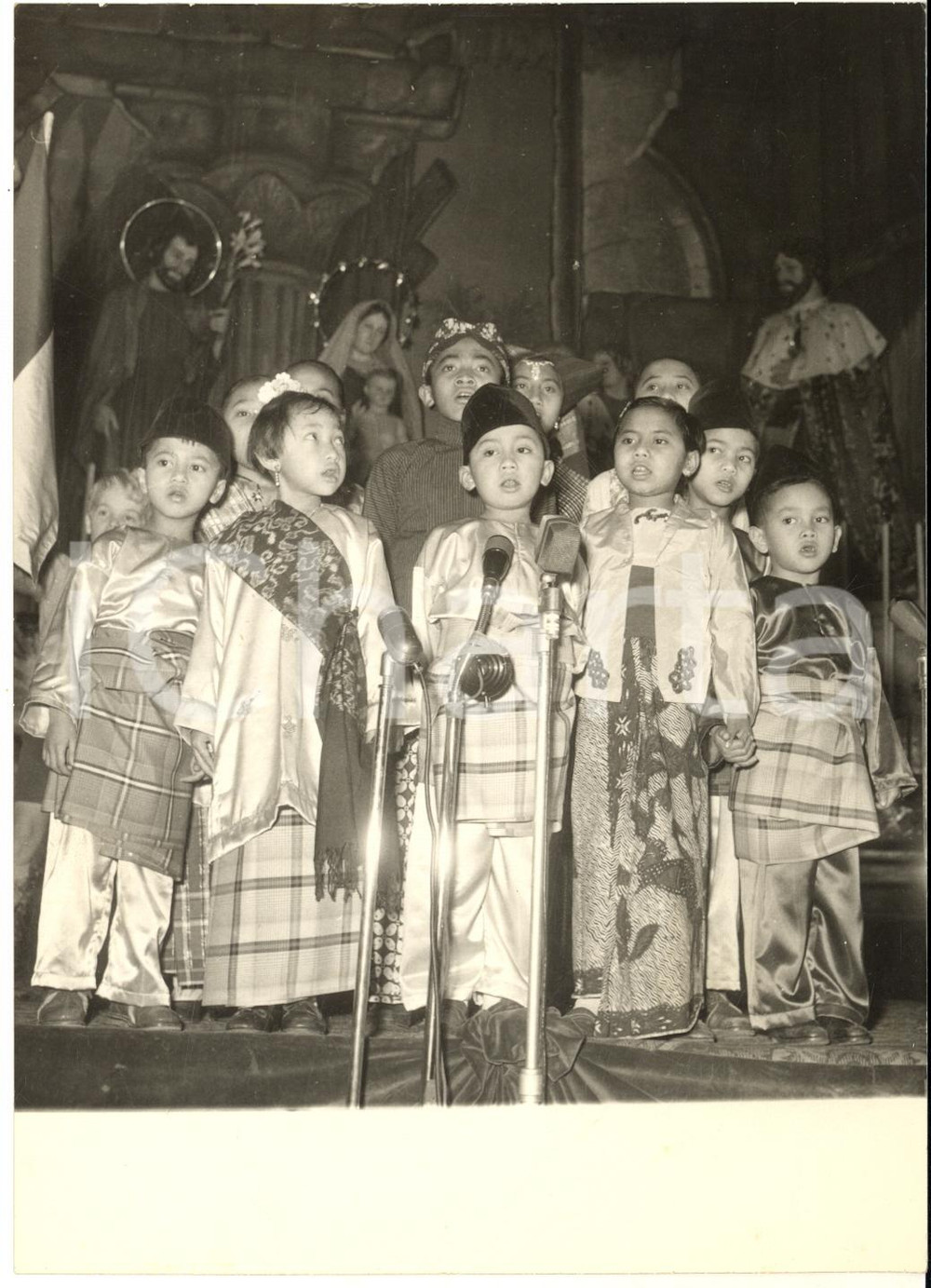1958 ROMA Chiesa S. Andrea della Valle - Bambini al Sermone delle Nazioni *Foto  Fotografia d'epoca, con didascalia coeva al verso.  CONDIZIONI: G FORMATO: 13x18 cm     originale e autentica 1