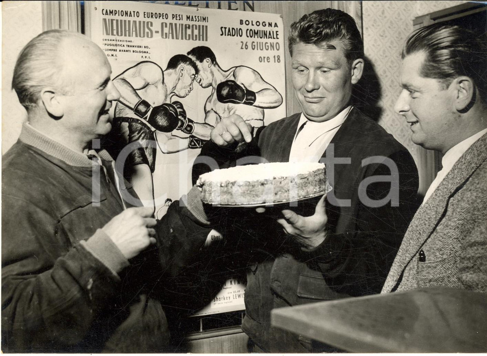 1955 BOXE ISERLOHN Pugile Heinz NEUHAUS riceve una torta da Jupp BESSELMANN Foto Fotografia d'epoca con didascalia coeva.  CONDIZIONI: G (lieve piegatura angolare)FORMATO: 18x13 cm     originale e autentica 1