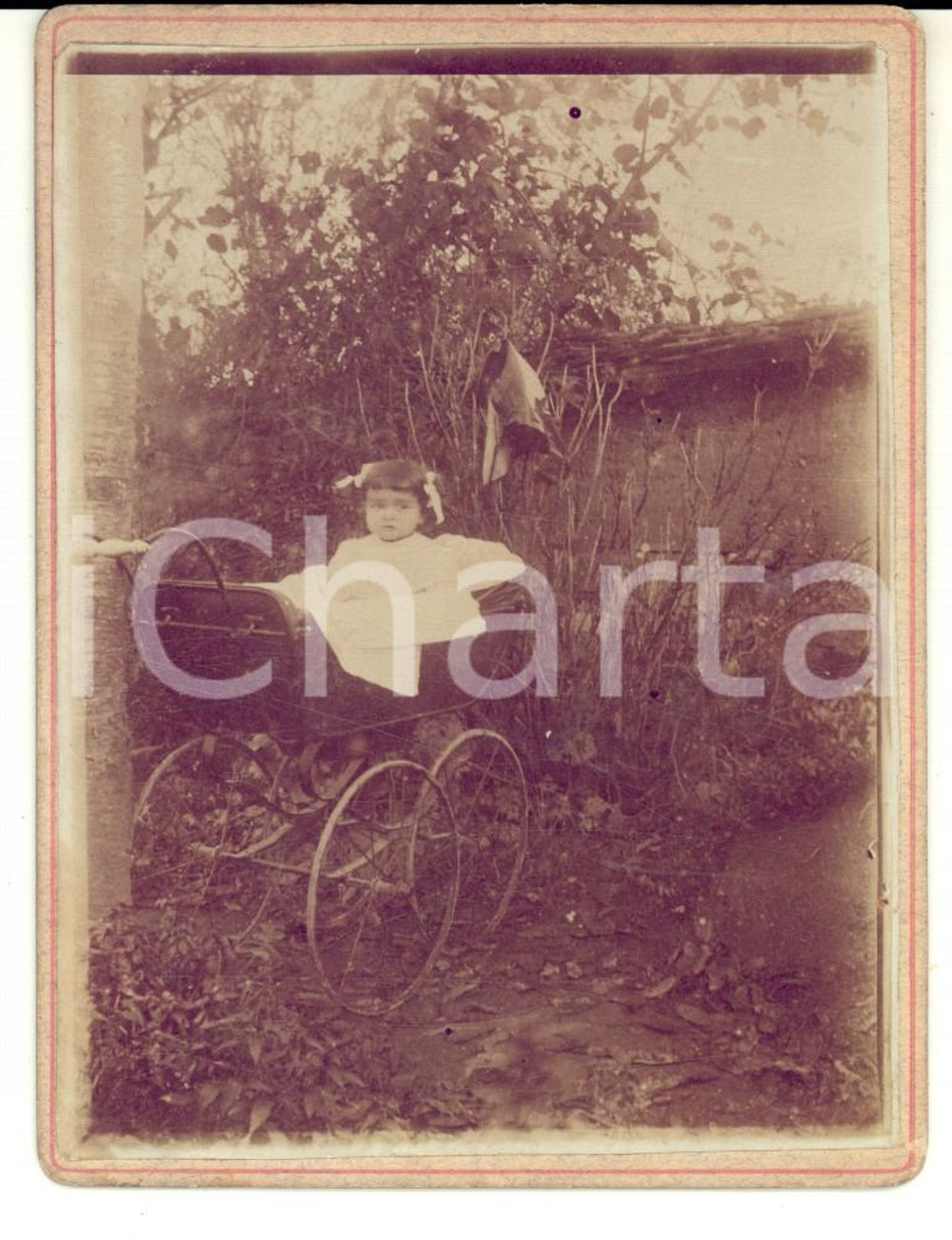 Fotografia d epoca originale 1900 ca AREA FRANCESE Ritratto di bambina nella carrozzina Foto VINTAGE 8x12 cm 1