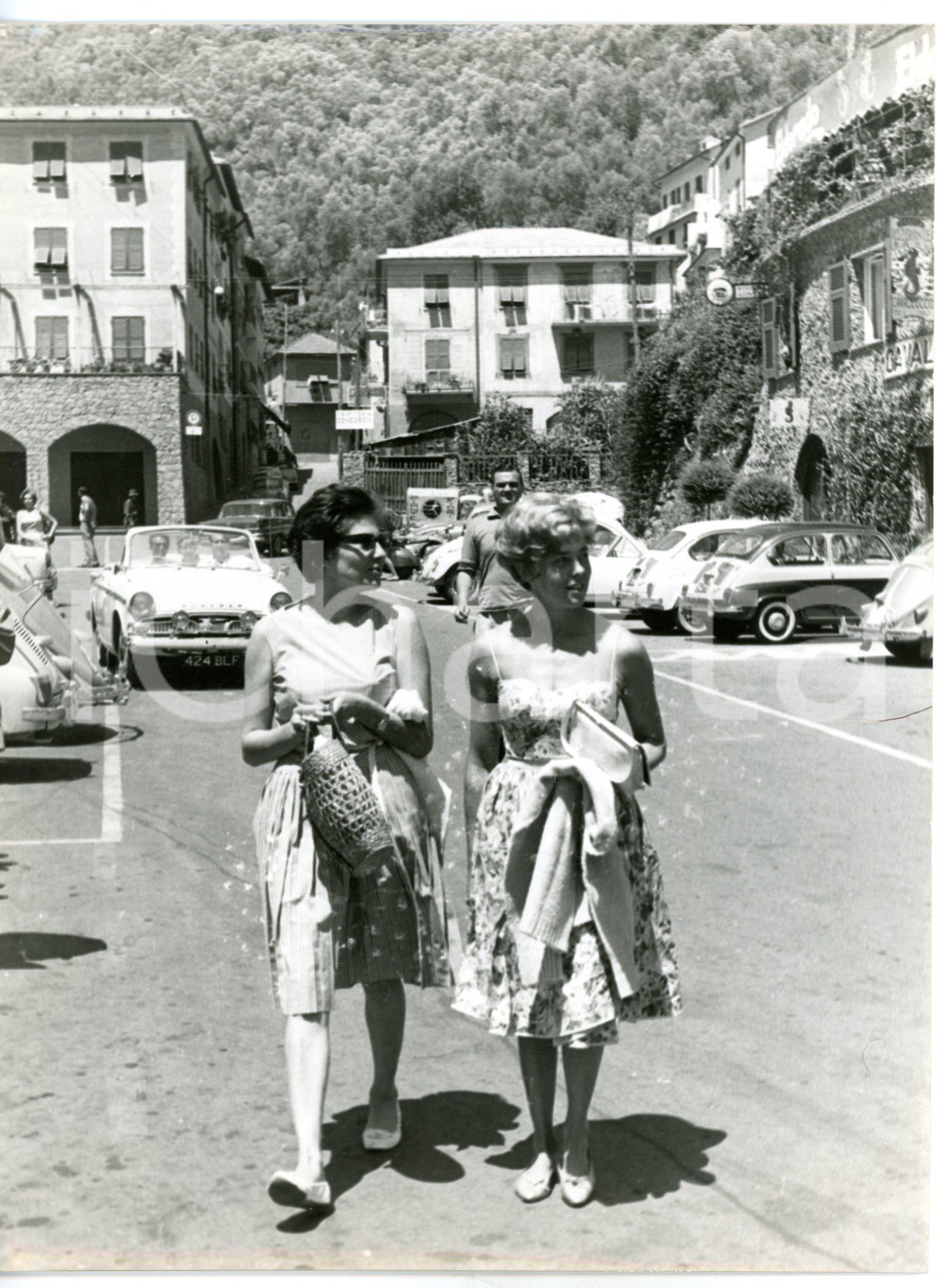 1961 PORTOFINO Principessa SORAYA a passeggio per la città *Foto 18x24 cm