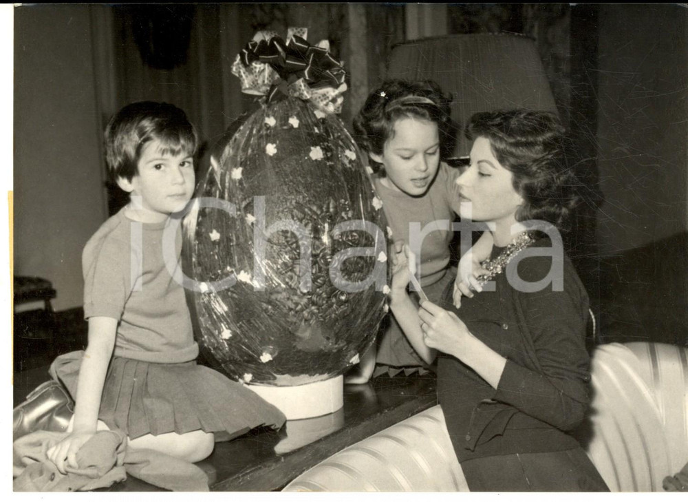 1958 ROQUEBRUNE Silvana MANGANO festeggia la Pasqua con le figlie *Foto 18x13 cm Fotografia d'epoca con didascalia coeva al verso.  CONDIZIONI: GFORMATO: 18x13 cm     originale e autentica 1