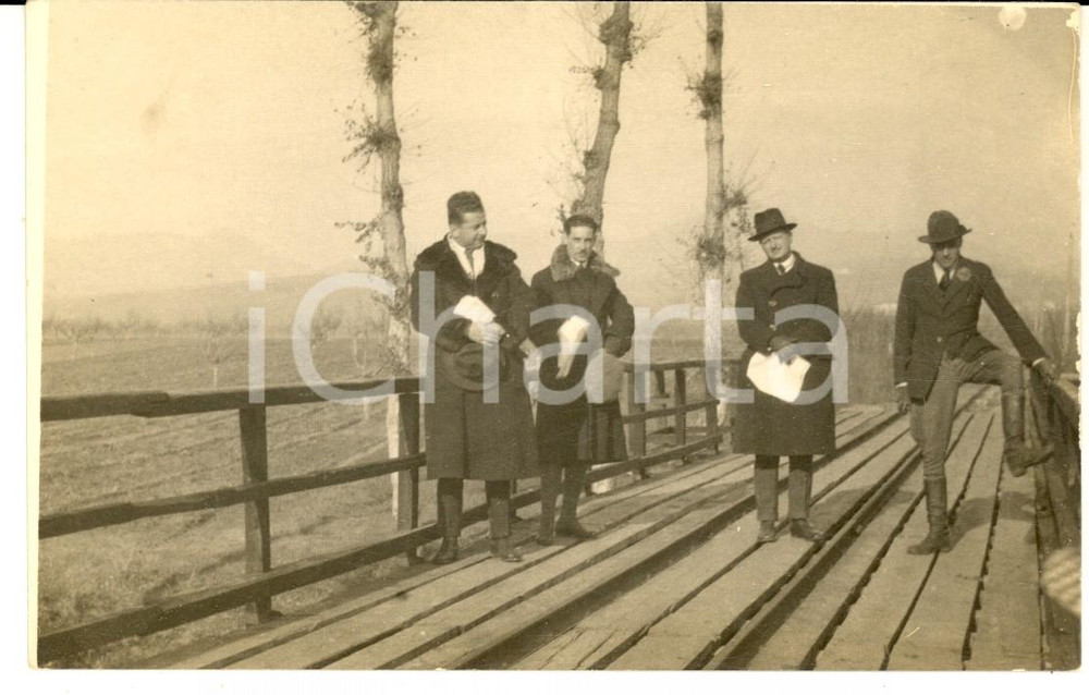 Fotografia d epoca originale 1940 ca AREA LOMBARDA Periti in posa presso un opera in campagna Foto cartolina 1