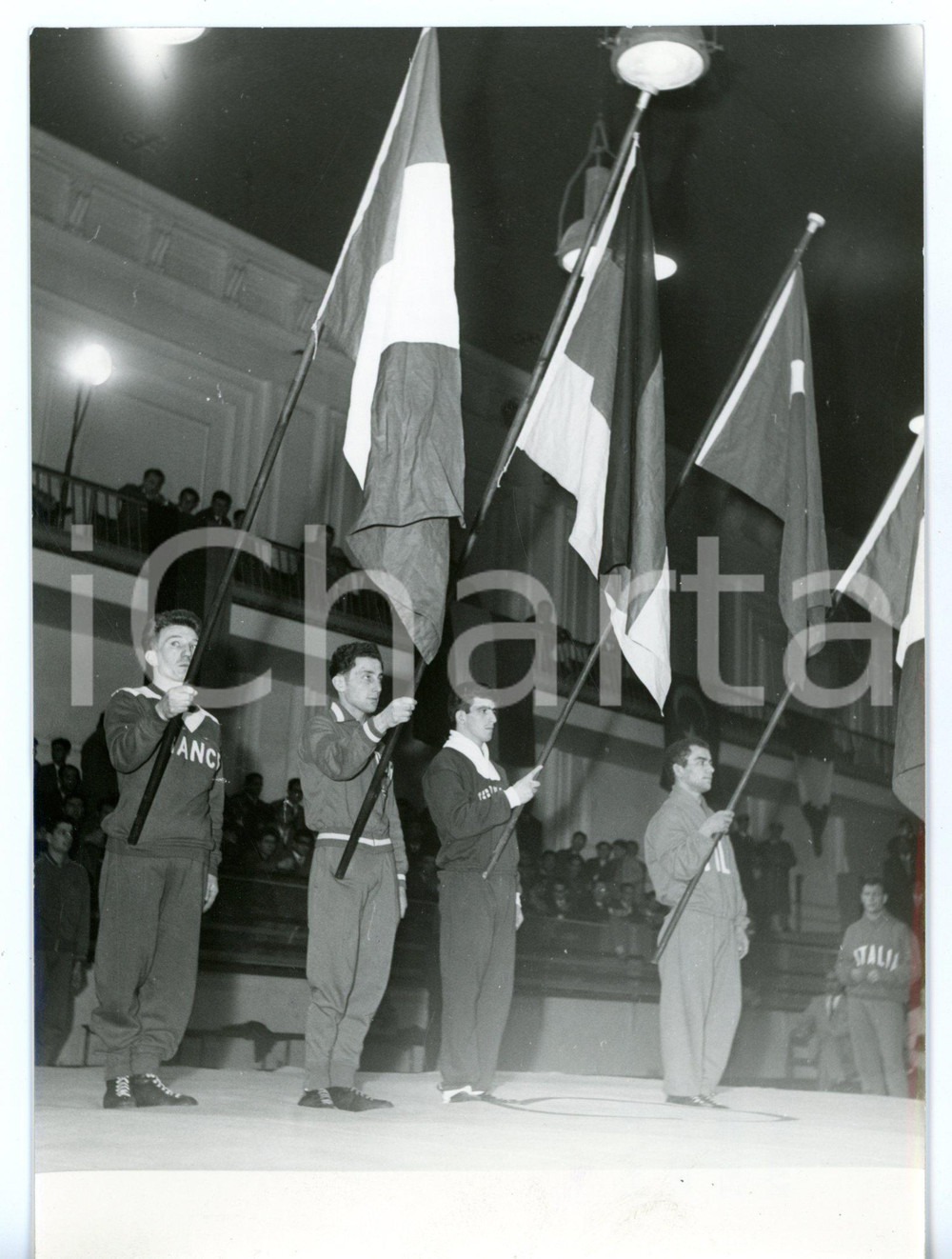 1959 NAPOLI Internazionali LOTTA LIBERA - Bandiere delle nazioni partecipanti  Fotografia d'epoca. CONDIZIONI: GFORMATO: 13x18 cm     originale e autentica 1
