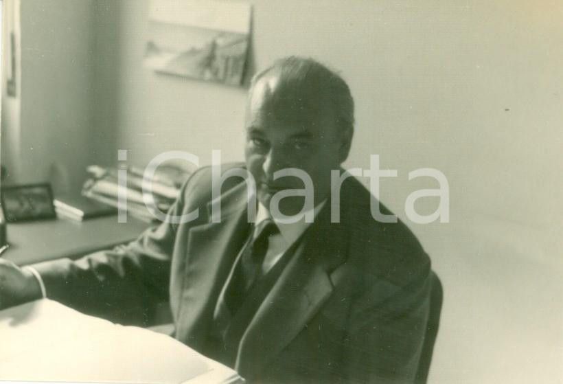 Fotografia d epoca originale 1963 MILANO Direttore di un colorificio nel suo ufficio Fotografia cm 10 x 7 1