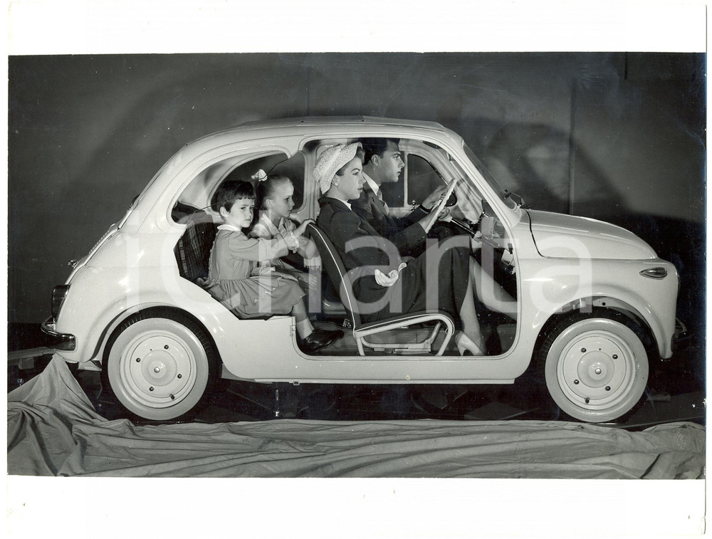 1960ca ITALIA Famiglia italiana a bordo del prototipo della nuova FIAT 500 *Foto