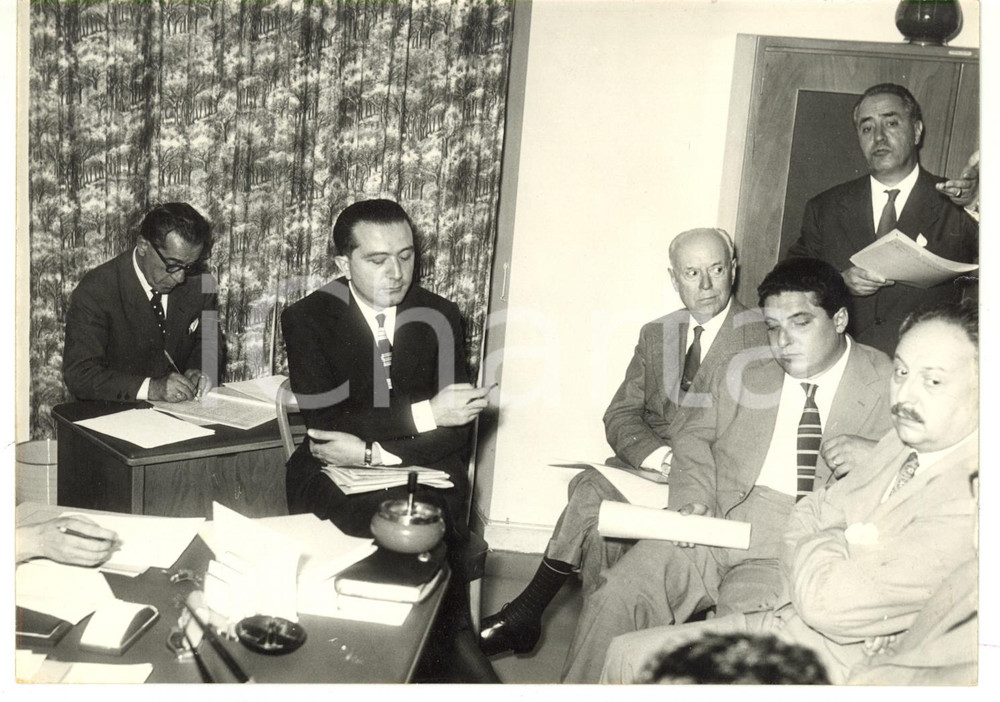 1958 ROMA - DC Giulio ANDREOTTI durante conferenza AUTOSTRADA DEL SOLE *Foto   Fotografia d'epoca con didascalia coeva.  CONDIZIONI: FAIR (strappetto al margine destro) FORMATO: 18x13 cm     originale e autentica 1