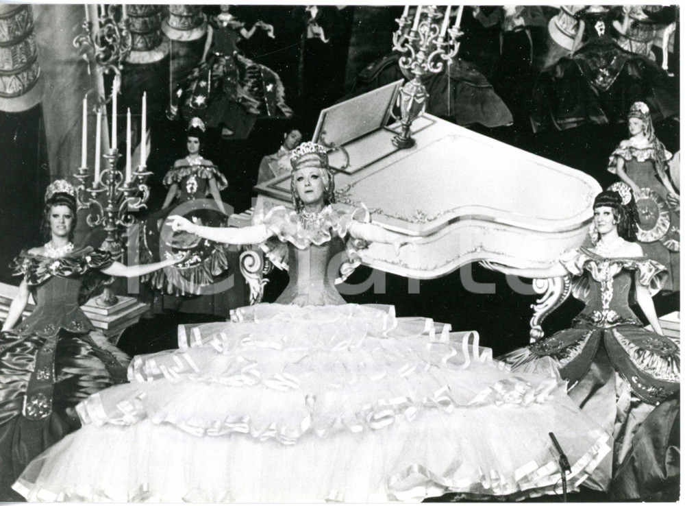 1977 PARIS Folies Bergère - Soubrette durante lo spettacolo "Folie je t'adore"