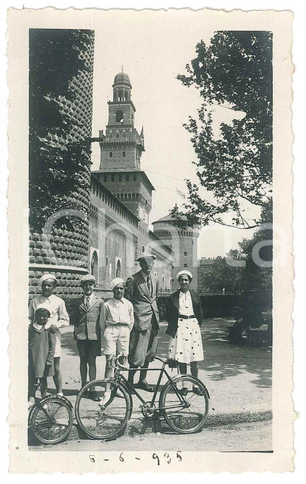 Fotografia d epoca originale 1935 ca MILANO Famiglia in bicicletta al Castello Sforzesco  Foto 7x11 cm 1