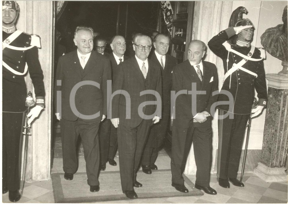 1957 ROMA Giovanni GRONCHI alla sede dell'Associazione Aziende Ordinarie Credito  Fotografia d'epoca con didascalia coeva al verso, scattata a Palazzo Doria Pamphili.   CONDIZIONI: GFORMATO: 18x13 cm     originale e autentica 1