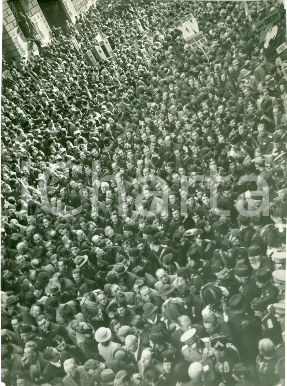 Fotografia d epoca originale 1935 MILANO Dopolavoro GRUPPO CRESPI ascolta Federale in Piazza BELGIOIOSO Foto 1
