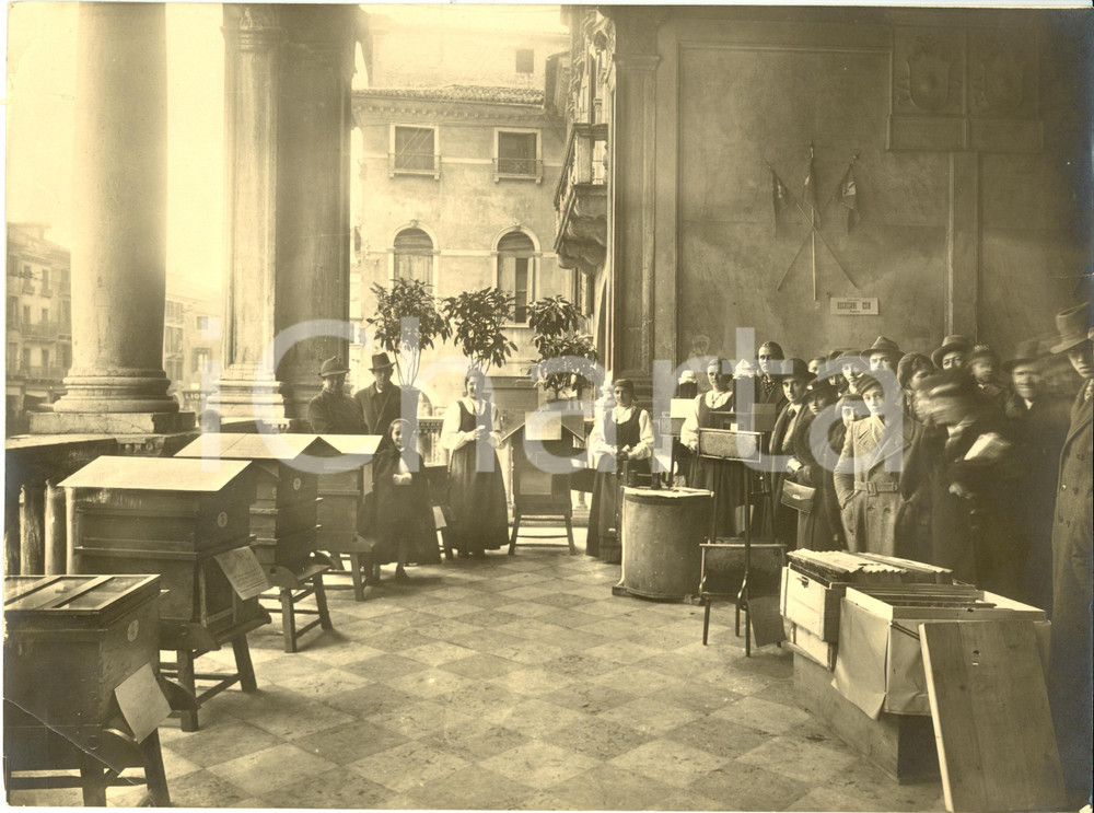 Fotografia d epoca originale 1936 PADOVA Mostravendita del MIELE al Palazzo della GRAN GUARDIA Fotografia 1