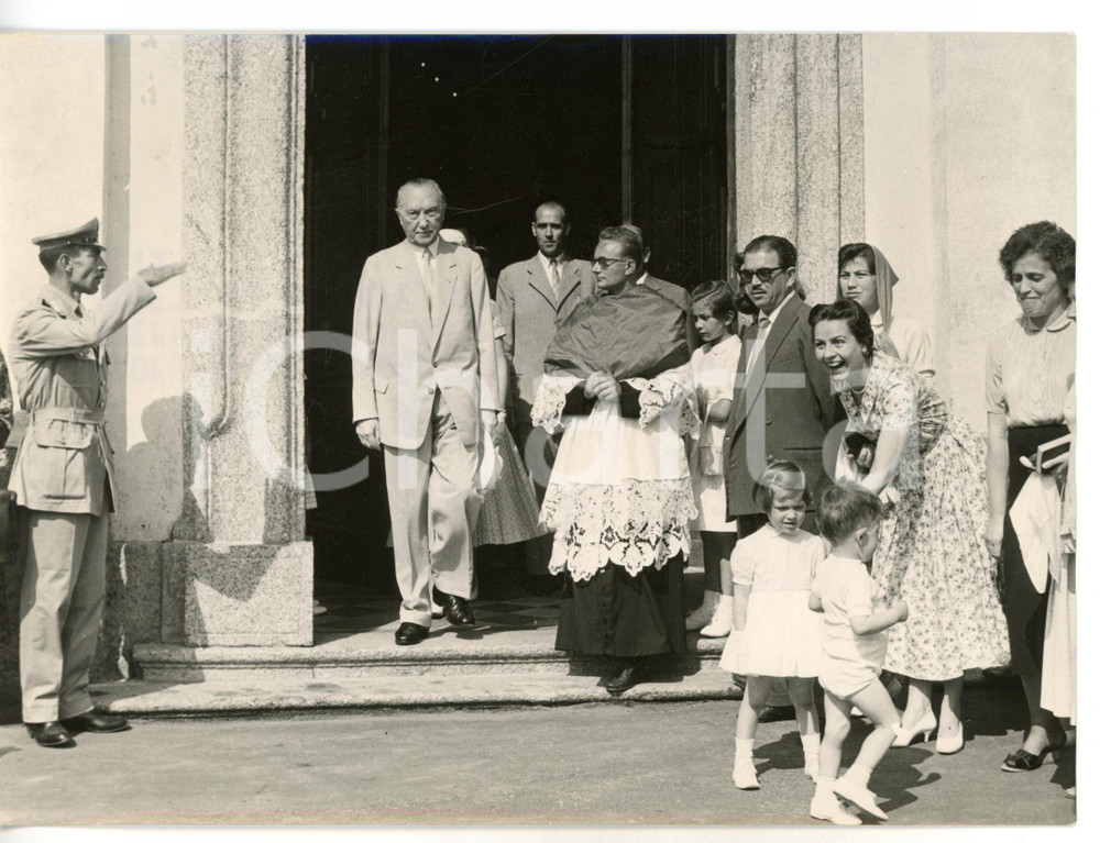 1958 CADENABBIA Chiesa di GRIANTE Konrad ADENAUER al termine della Messa *Foto Fotografia d'epoca, con didascalia coeva. CONDIZIONI: G (ma piccolo graffio al centro)FORMATO: 18x13 cm     originale e autentica 1
