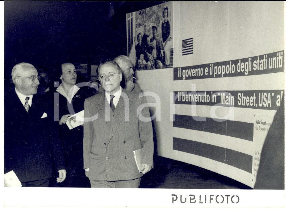 1955 MILANO Fiera Campionaria Palmiro TOGLIATTI allo stand MAIN STREET USA *Foto