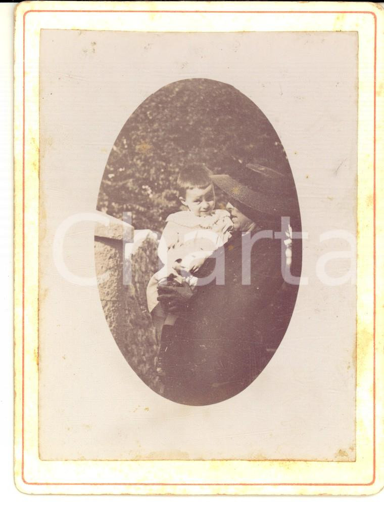 Fotografia d epoca originale 1910 ca FRANCE Una bambina in braccio alla madre Fotografia VINTAGE 10x13 1