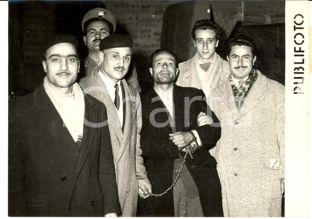 1955 SALERNO Arresto di Agostino SOZIO per l'omicidio DELLA MONICA *Foto Fotografia d'epoca con didascalia coeva al verso. CONDIZIONI: G FORMATO: 18x13 cm     originale e autentica 1