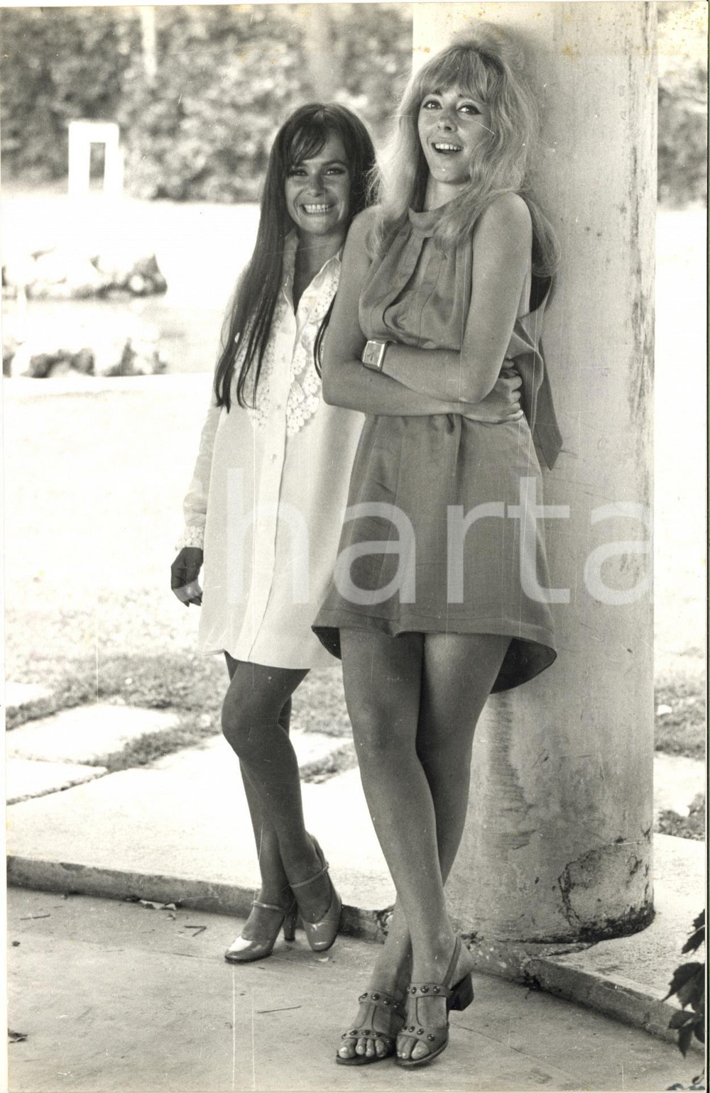 1967 VENEZIA Mostra del Cinema - Le sorelle Marisa e Vittoria SOLINAS Foto 16x24  Fotografia d'epoca con didascalia coeva al verso.   CONDIZIONI: fair (difetti di stampa e danni da umidit&agrave; al margine superiore)FORMATO: 16x24 cm     originale e autentica 1