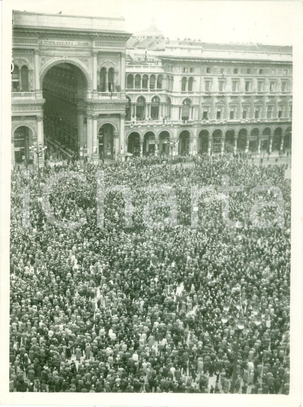 Fotografia d epoca originale 1935 MILANO Imponente folla in Piazza DUOMO per Annuale Vittoria Fotografia 1