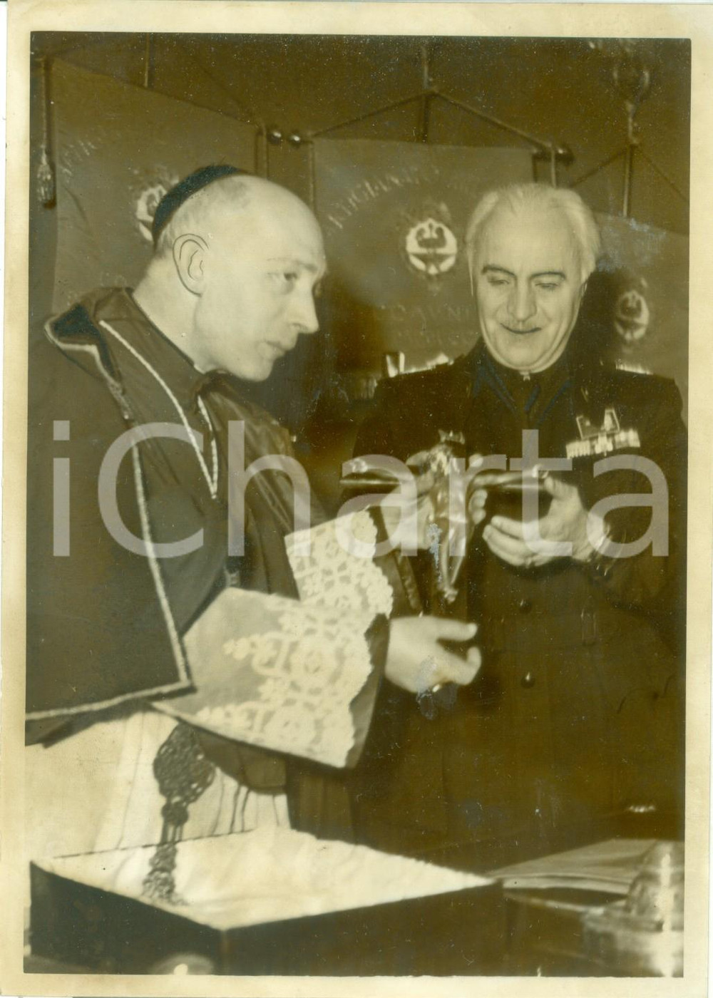 Fotografia d epoca originale 1940 MILANO Card. Ildefonso SCHUSTER dona crocifisso per nuova sede artigiani 1