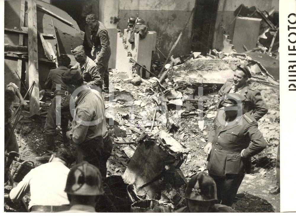 1954 NAPOLI Edificio COCA COLA sventrato da un aereo a reazione - Soccorsi *Foto