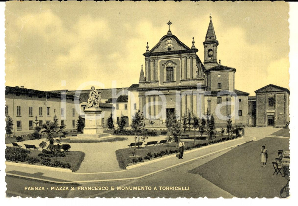 Cartolina originale da collezione 1953 FAENZA RA Piazza SAN FRANCESCO e monumento a TORRICELLI Cartolina ANIMATA 1