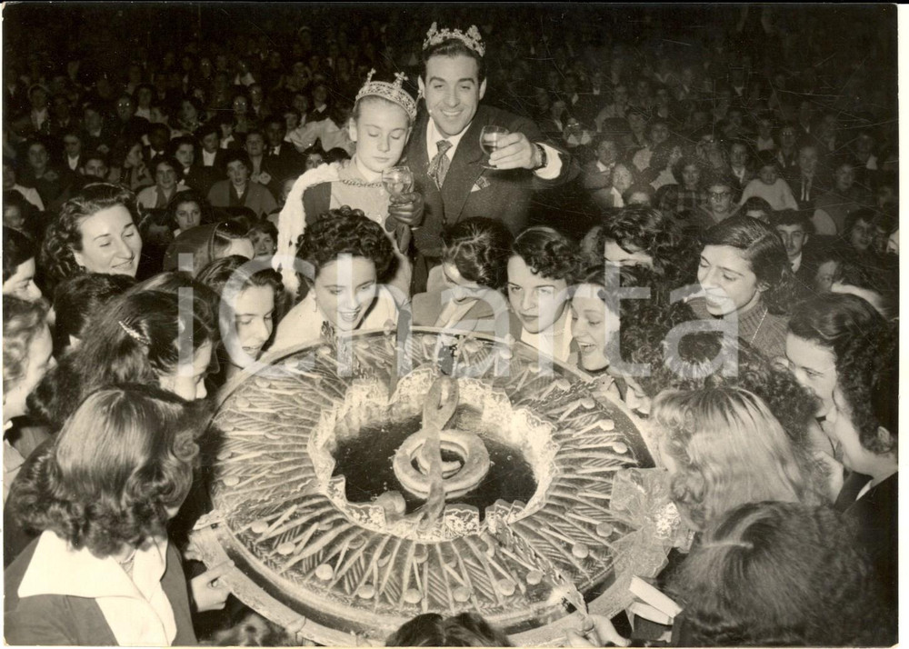 1954 PARIS Luis MARIANO e Janine DURAND alla festa per il film "Le tsarévitch"