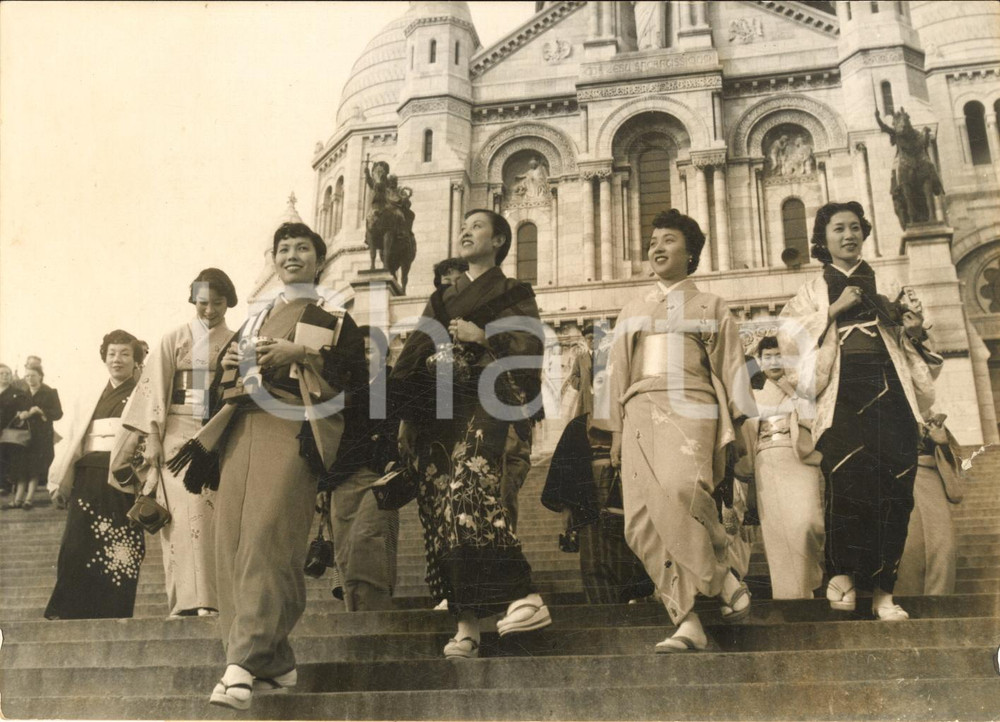1954 PARIS Danzatrici giapponesi della TAKARAZUKA REVUE al SacrÃ©-Coeur  *Foto Fotografia d'epoca con didascalia coeva al verso. CONDIZIONI: POOR (strappo di circa 1 cm al lato destro e lievi difetti di stampa)FORMATO: 18x13 cm      originale e autentica 1