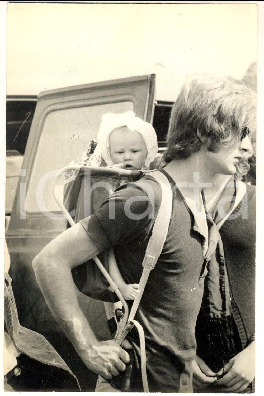 1970 ca MILANO HIPPIES Giovane a un concerto con bambino in spalla *Foto 20x30