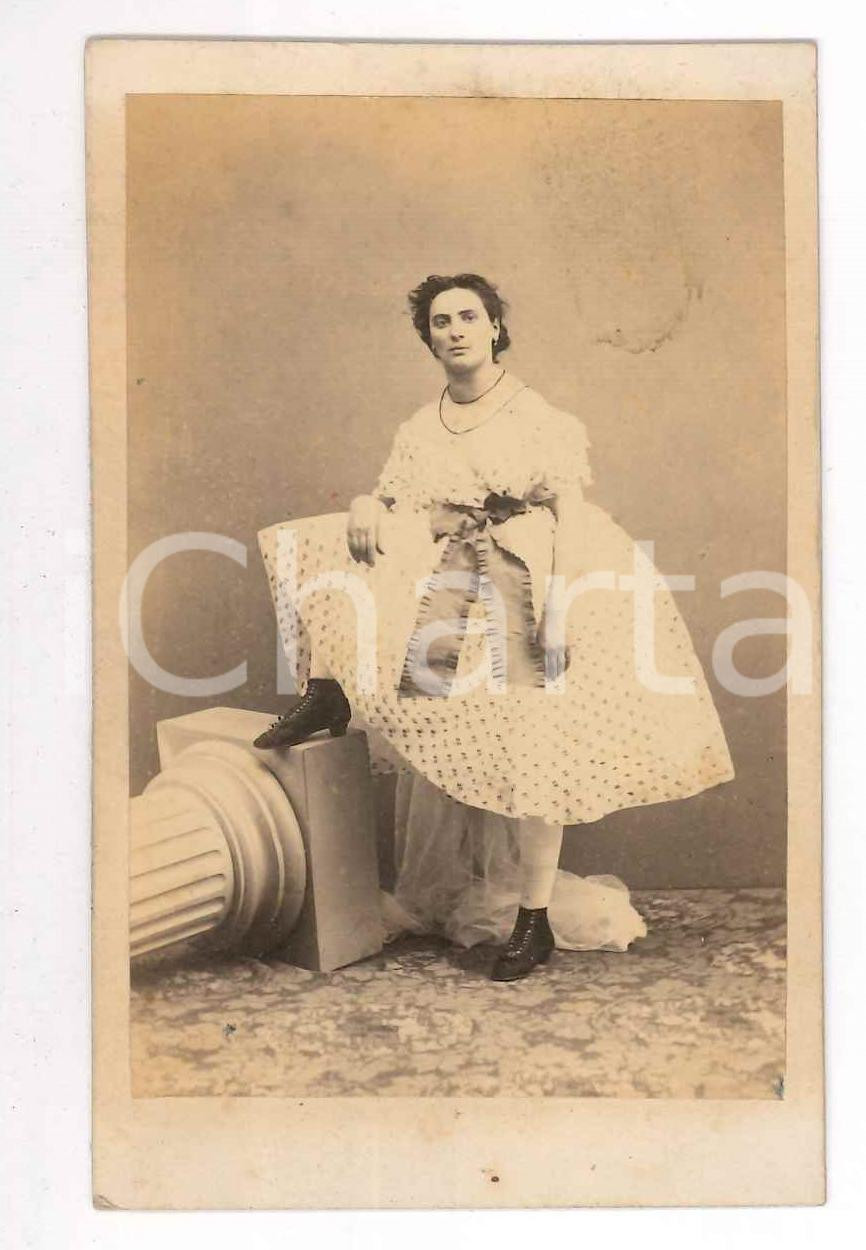 Fotografia d epoca originale 1870 ca COSTUME ITALIA Attrice ? in posa su colonna Fotografia CDV 1