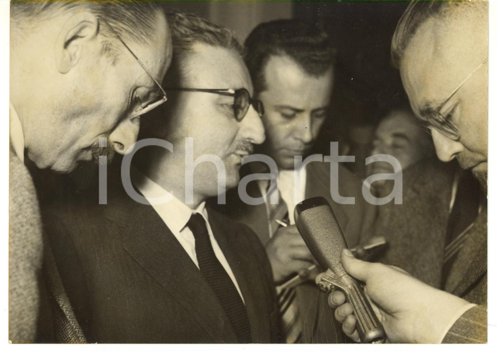 1957 ROMA Quirinale - Giovanni LEONE intervistato sulla crisi del Governo SEGNI 