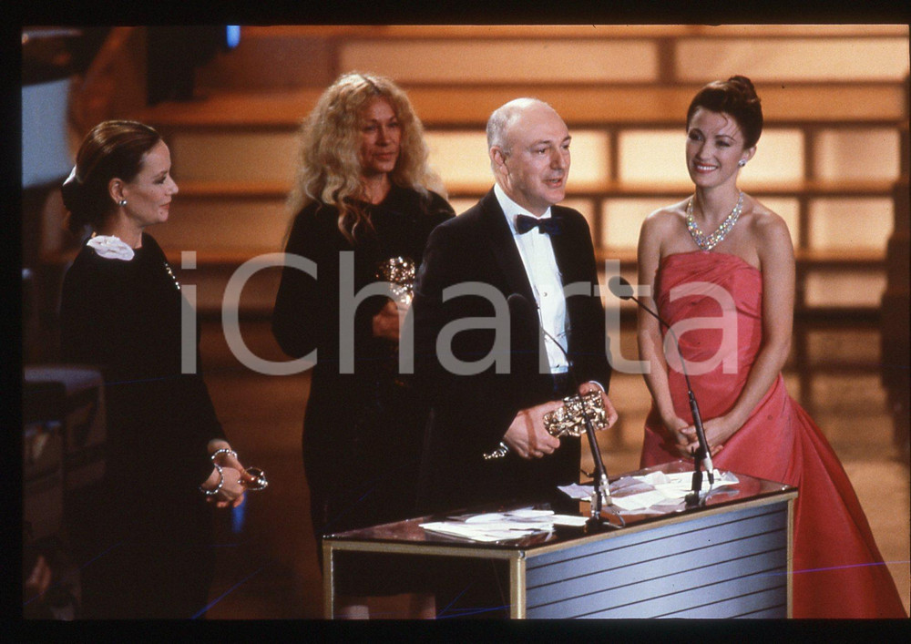 35mm vintage slide* 1989 PARIGI Percy ADLON premiato ai CESAR AWARDS (1)  Diapositiva d'epoca, in formato 35 mm.CONDIZIONI: GOOD   La diapositiva illustra Percy Adlon ai C&eacute;sar Awards del 1989, premiato per il miglior film straniero "Bagdad Caf&eacute;".Tutti i diritti riservati.E' severamente vietata la riproduzione. ICharta mette in vendita, sul negozio eBay e in esclusiva sul sito "icharta" il proprio archivio composto da numerose diapositive e negativi fotografici d'epoca, tutti originali e autentici, che attraversano la storia del costume italiano tra gli la fine degli anni Sessanta e Novanta.Si tratta di uno sguardo inedito sull'attualit&agrave;, la politica, la vita quotidiana, il gossip e la cultura, che fotografa il cambiamento della nazione in quest'ultimo scorcio del XX secolo. Un'occasione unica per il mercato del collezionismo, che vede finalmente disponibile un archivio eccezionale per vastit&agrave;, tematiche e condizioni, in un settore (il negativo fotografico e la diapositiva) di assoluta novit&agrave; e dalle interessanti prospettive di investimento.  originale e autentica 1