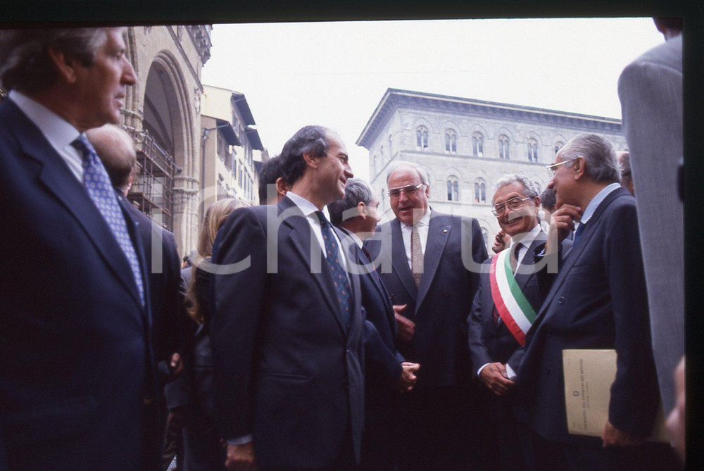 35mm vintage slide* 1992 FIRENZE Giuliano AMATO Helmut KOHL Giorgio MORALES 2   La fotografia &egrave; stata scattata in occasione del vertice italo-tedesco, svoltosi a Firenze tra il 17 e il 18 settembre 1992. Nella diapositiva compaiono Giuliano Amato, Helmut Kohl, Emilio Colombo e Giorgio Morales.Diapositiva d'epoca, in formato 35 mm. CONDIZIONI: GOODTutti i diritti riservati.E' severamente vietata la riproduzione. ICharta mette in vendita, sul negozio eBay e in esclusiva sul sito "icharta" il proprio archivio composto da numerose diapositive e negativi fotografici d'epoca, tutti originali e autentici, che attraversano la storia del costume italiano tra gli la fine degli anni Sessanta e Novanta.Si tratta di uno sguardo inedito sull'attualit&agrave;, la politica, la vita quotidiana, il gossip e la cultura, che fotografa il cambiamento della nazione in quest'ultimo scorcio del XX secolo. Un'occasione unica per il mercato del collezionismo, che vede finalmente disponibile un archivio eccezionale per vastit&agrave;, tematiche e condizioni, in un settore (il negativo fotografico e la diapositiva) di assoluta novit&agrave; e dalle interessanti prospettive di investimento.     originale e autentica 1
