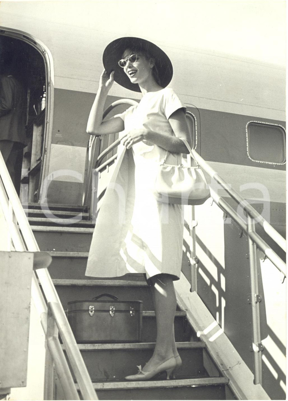 1959 ROMA Attrice Elsa MARTINELLI in partenza per Nizza - Fotografia 13x18  Fotografia d'epoca con didascalia coeva al verso. CONDIZIONI: G FORMATO: 13x18 cm     originale e autentica 1