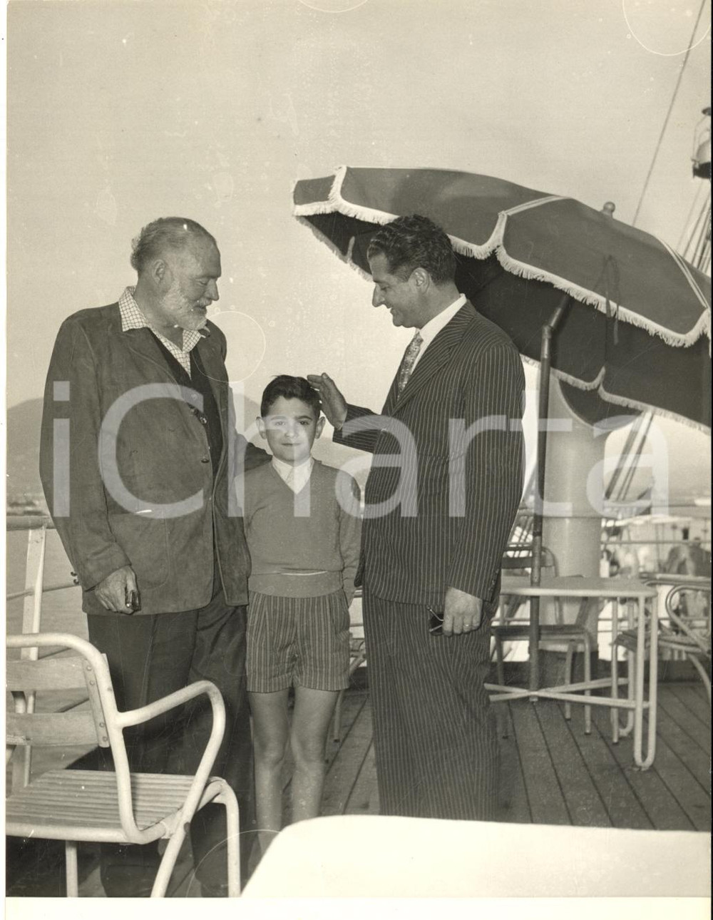 1954 GENOVA Ernest HEMINGWAY sulla nave MOROSINI con il piccolo Antonio PELAGGI
