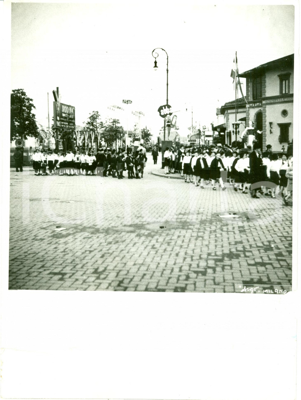 Fotografia d epoca originale 1936 MILANO Giornata BALILLA Piccole Italiane FIERA CAMPIONARIA Foto DANNEGGIATA 1