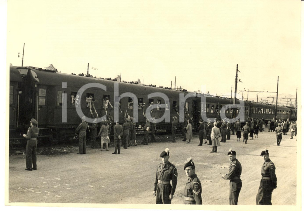 1953 TRIESTE Partenza delle famiglie inglesi in treno - Saluti alla stazione