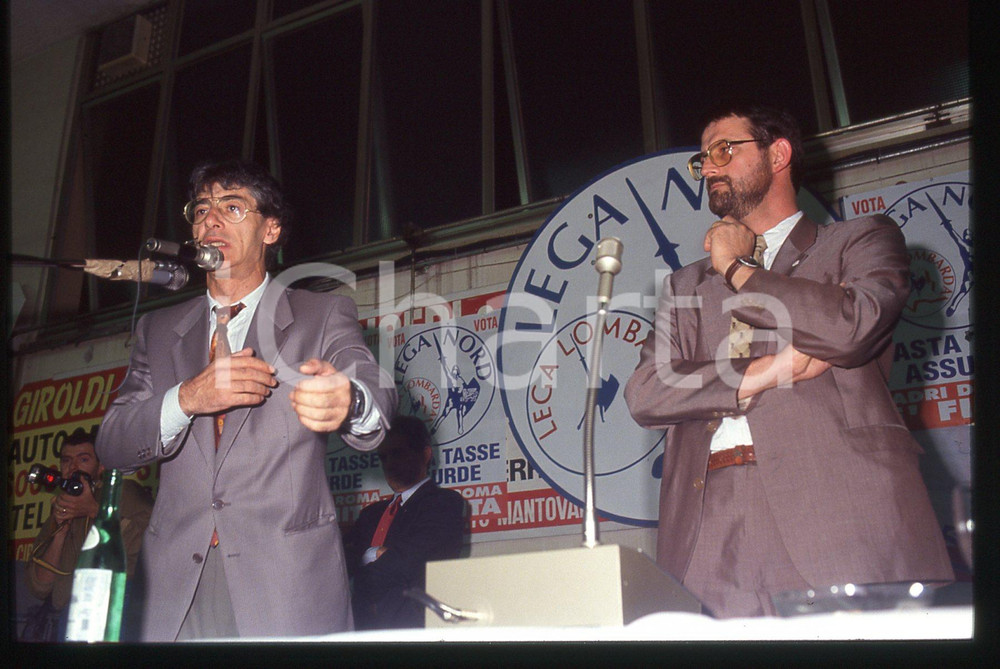 35mm vintage slide* 1992 MANTOVA Umberto BOSSI Uber ANGHINONI per LEGA NORD (2)  Diapositiva d'epoca, in formato 35 mm. CONDIZIONI: GOOD  Tutti i diritti riservati.E' severamente vietata la riproduzione. ICharta mette in vendita, sul negozio eBay e in esclusiva sul sito "icharta" il proprio archivio composto da numerose diapositive e negativi fotografici d'epoca, tutti originali e autentici, che attraversano la storia del costume italiano tra gli la fine degli anni Sessanta e Novanta.Si tratta di uno sguardo inedito sull'attualit&agrave;, la politica, la vita quotidiana, il gossip e la cultura, che fotografa il cambiamento della nazione in quest'ultimo scorcio del XX secolo. Un'occasione unica per il mercato del collezionismo, che vede finalmente disponibile un archivio eccezionale per vastit&agrave;, tematiche e condizioni, in un settore (il negativo fotografico e la diapositiva) di assoluta novit&agrave; e dalle interessanti prospettive di investimento.  originale e autentica 1