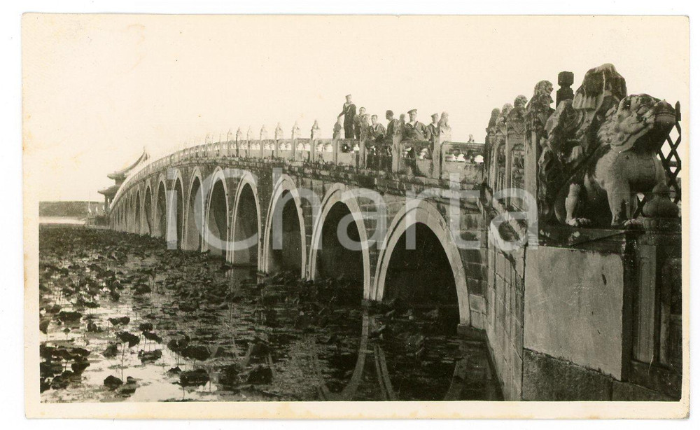 1935 ca. CINA Palazzo d'estate - Leoni di SAN MARCO - Ritratto su ponte 17 archi Fotografia d'epoca. GOOD/buono Lievi smussature angolari Formato: 11 x 7 cm originale e autentica 1