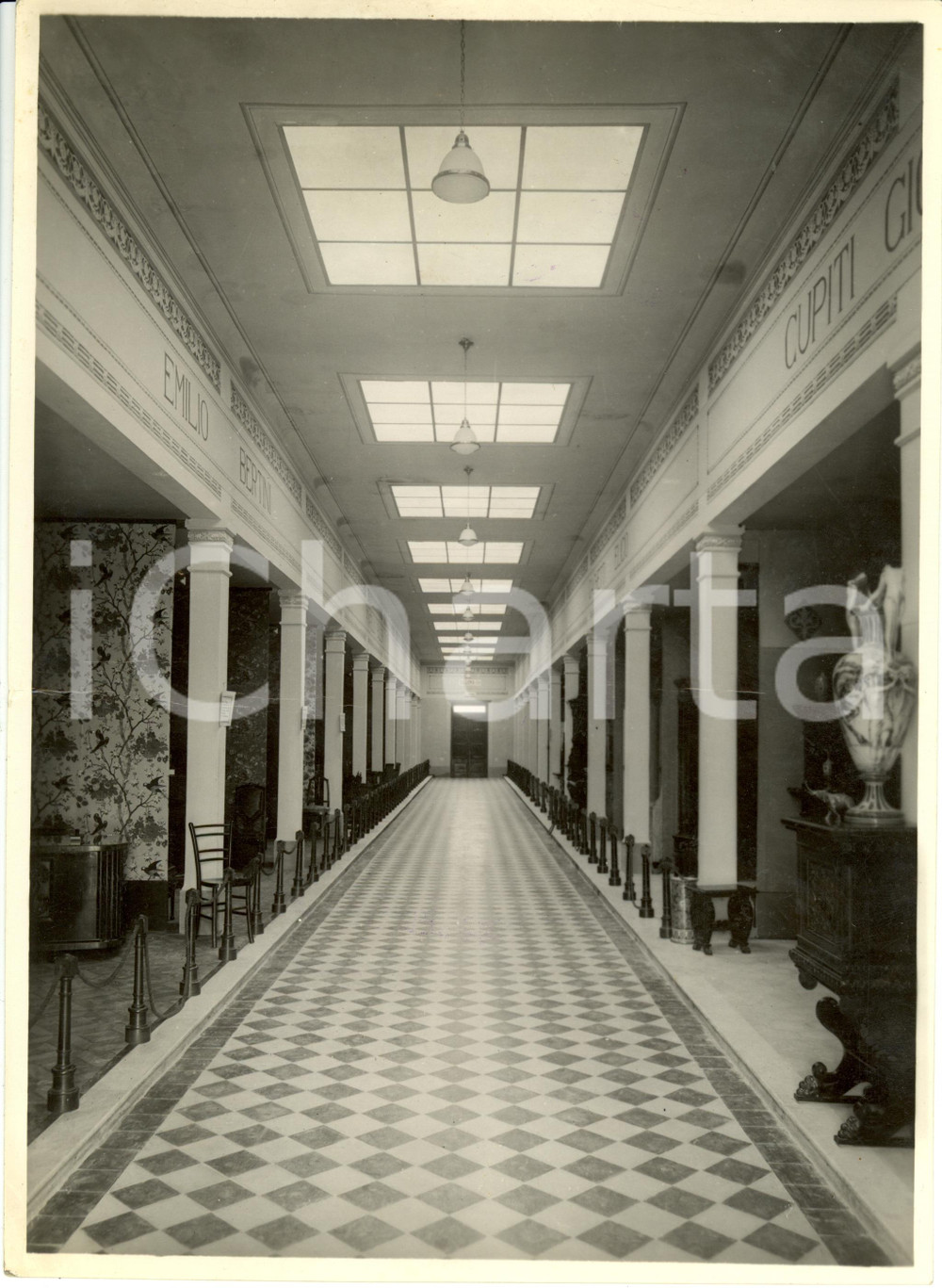 Fotografia d epoca originale 1933 CASCINA PI Gallerie della MOSTRA del MOBILIO Fotografia 1