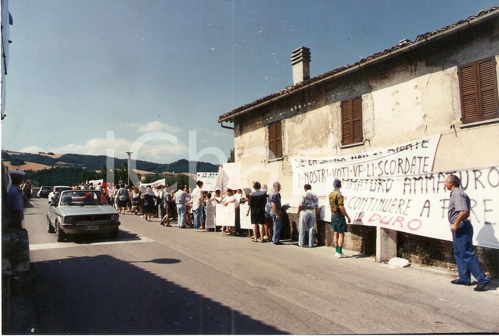 Fotografia d epoca originale 1990 BORGO PACE PU Manifestazione contro Provveditore per chiusura scuola 1