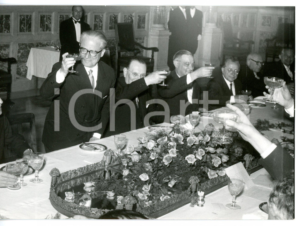 1956 ROMA MONTECITORIO Giovanni GRONCHI brinda con i rappresentanti della Camera Fotografia d'epoca con didascalia coeva al verso. CONDIZIONI: FAIR (lieve ondulatura al margine superiore)FORMATO: 18x13 cm     originale e autentica 1