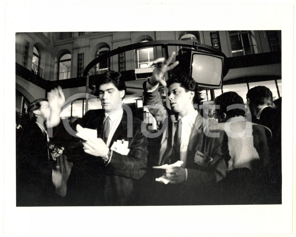 Fotografia d epoca originale 1987 MILANO Broker acquistano titoli in Borsa  Fotografia 25x20 cm 1