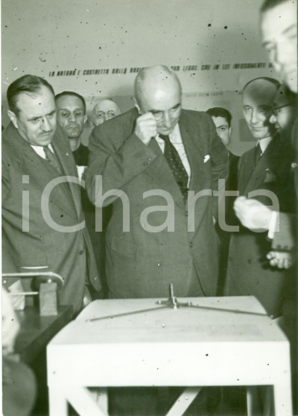 Fotografia d epoca originale 1939 MILANO MOSTRA LEONARDESCA Giacomo SUARDO osserva invenzioni LEONARDO Foto 1