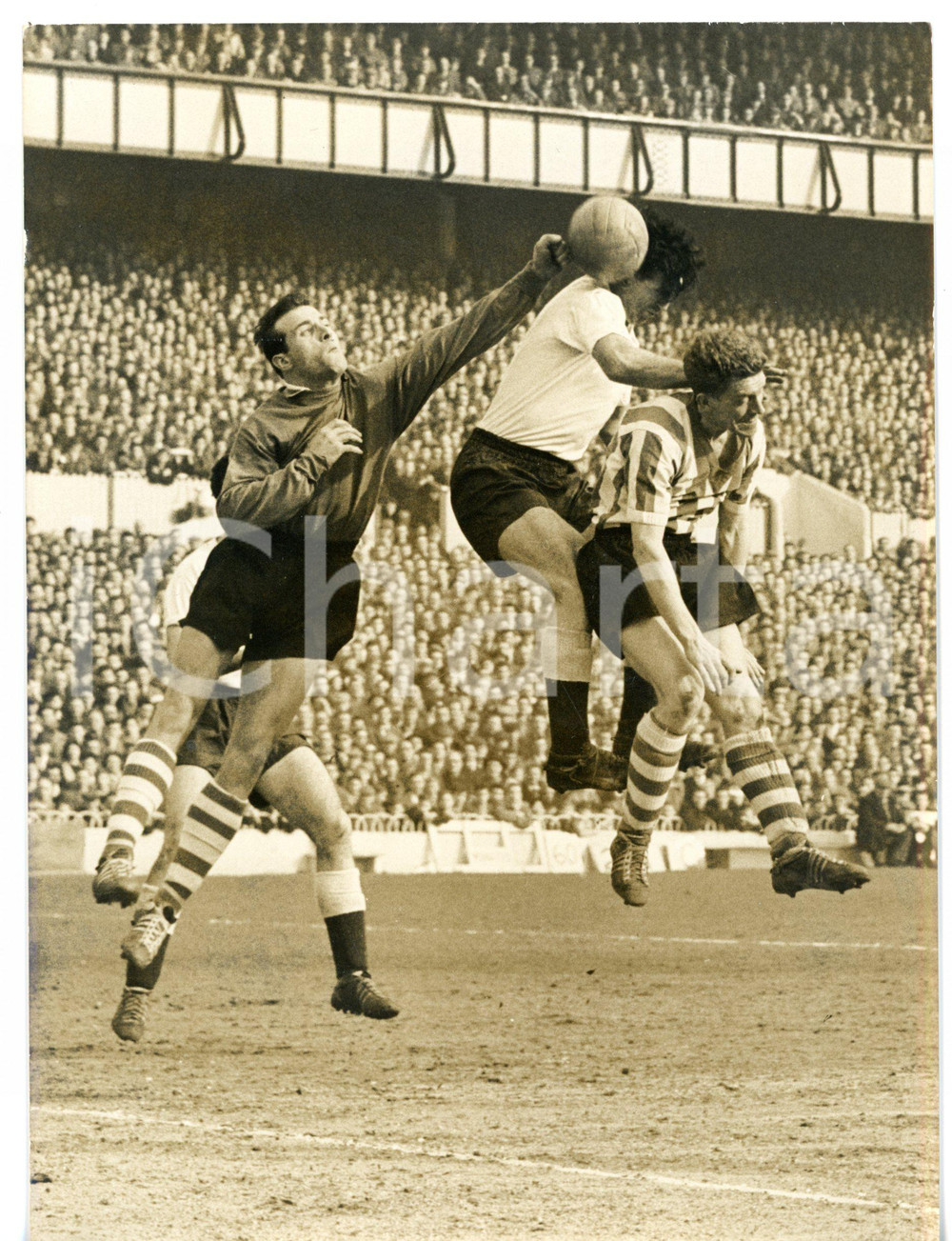 1960 LONDON FOOTBALL TOTTENHAM-SHEFFIELD WEDS 4-1 Ron SPRINGETT punches the ball Fotografia d'epoca con didascalia coeva.  CONDIZIONI: FAIR (alone diffuso; bassa qualit&agrave; di stampa) FORMATO: 15x20 cm     originale e autentica 1