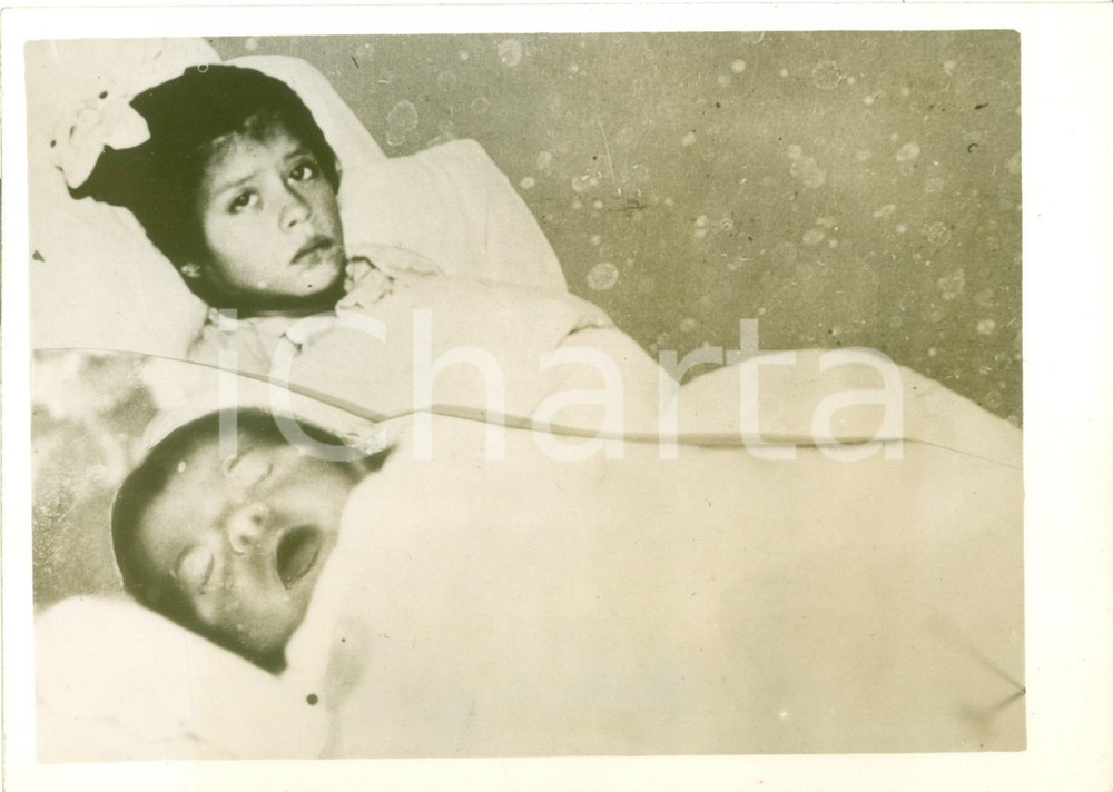 Fotografia d epoca originale 1939 LIMA PERU  Lina MEDINA madre a cinque anni Fotomontaggio 1