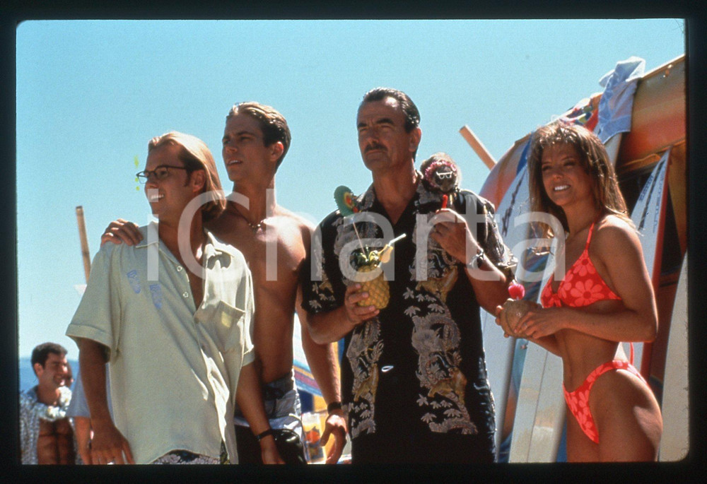 35mm vintage slide* 1998 Film MEET THE DEEDLES - Paul WALKER Steve VAN WORMER 2   Diapositiva d'epoca, in formato 35 mm.Nella diapositiva compaiono Paul Walker, Steve Van Wormer, Eric Braeden e A. J. Langer.  CONDIZIONI: GOOD   Tutti i diritti riservati.E' severamente vietata la riproduzione.  ICharta mette in vendita, sul negozio eBay e in esclusiva sul sito "icharta" il proprio archivio composto da numerose diapositive e negativi fotografici d'epoca, tutti originali e autentici, che attraversano la storia del costume italiano tra gli la fine degli anni Sessanta e Novanta.Si tratta di uno sguardo inedito sull'attualit&agrave;, la politica, la vita quotidiana, il gossip e la cultura, che fotografa il cambiamento della nazione in quest'ultimo scorcio del XX secolo. Un'occasione unica per il mercato del collezionismo, che vede finalmente disponibile un archivio eccezionale per vastit&agrave;, tematiche e condizioni, in un settore (il negativo fotografico e la diapositiva) di assoluta novit&agrave; e dalle interessanti prospettive di investimento.   originale e autentica 1