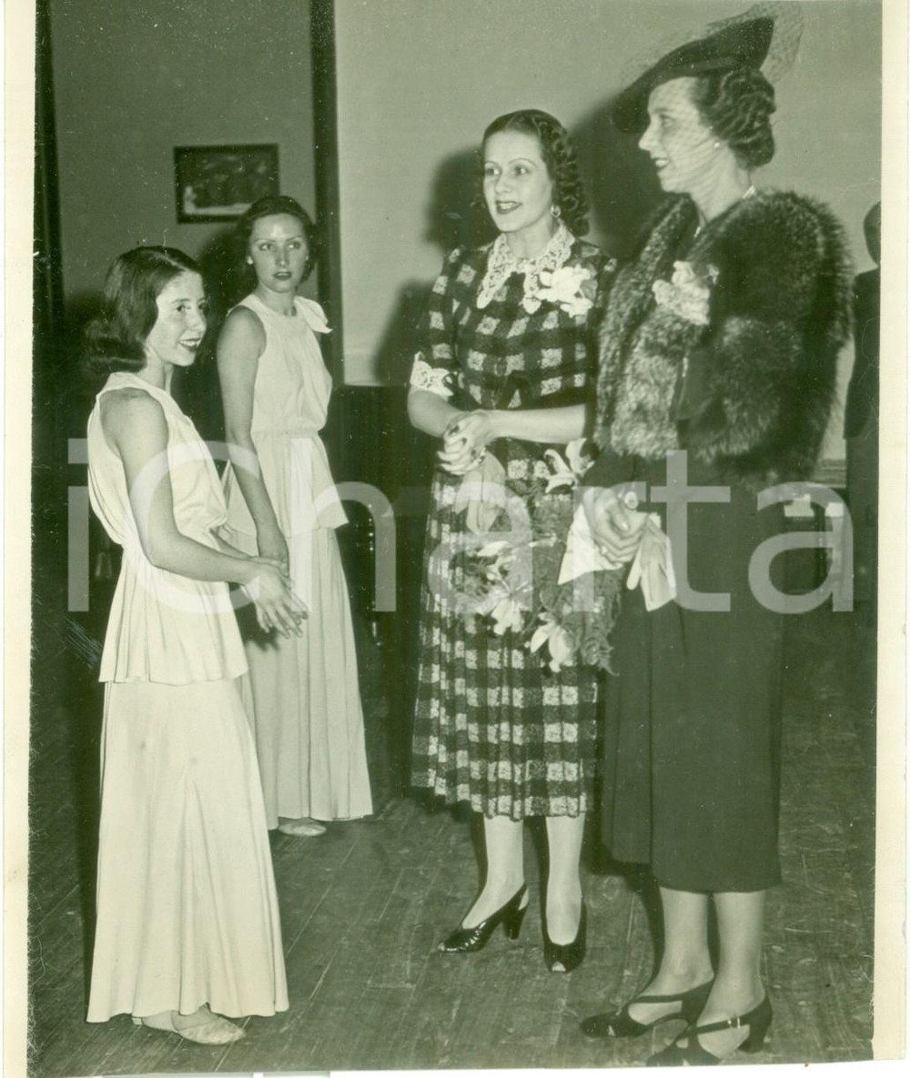 Fotografia d epoca originale 1939 MILANO Maria JosÃ© di SAVOIA con ragazze in abito da damigelle Fotografia 1