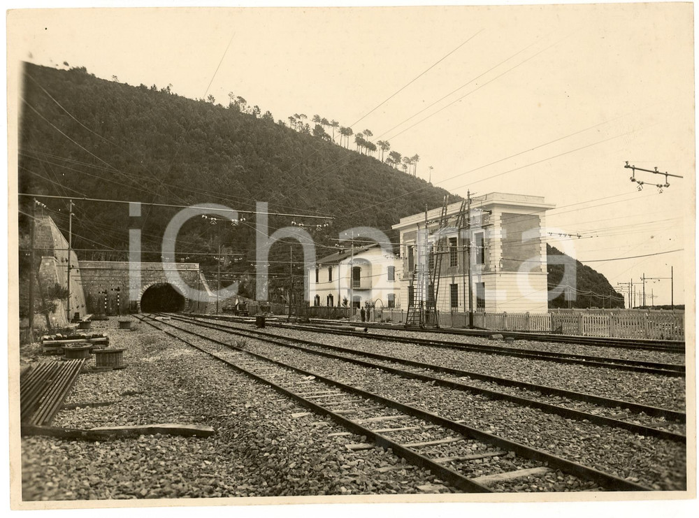 Fotografia d'epoca originale 1930 ca AREA LIGURE Una stazione ferroviaria tra gli Appennini *Foto 23x17 cm 1