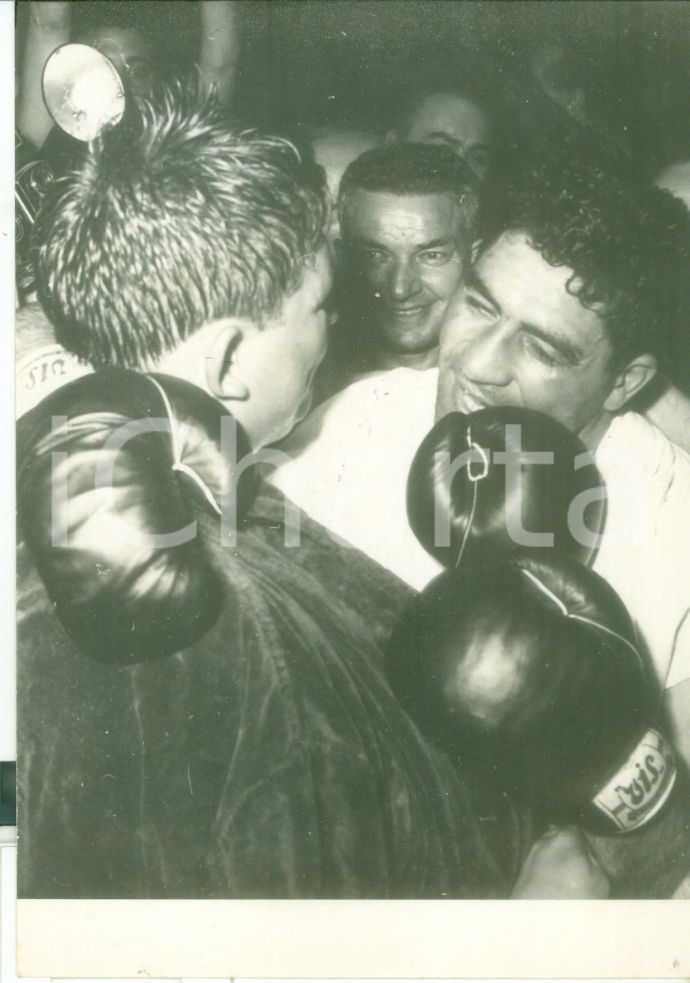Fotografia d epoca originale 1962 BOLOGNA BOXE  Abbraccio tra Franco CAVICCHI e Wendell NEWTON dopo il match 1